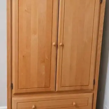 Armoire, bien entretenu, quelques traces mais solide