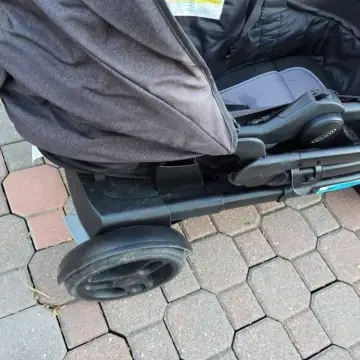Carrinho de bebé, limpo e cuidado, detalhes por mensagem