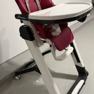 Chaise haute, quelques traces mais solide, prêt à servir