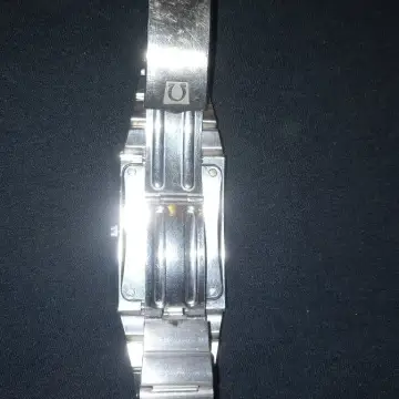 کلائی گھڑی، منتقلی کی وجہ سے، کچھ نشان ہیں مگر مضبوط