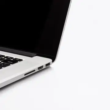 MacBook Air M1 16GB/512GB सफ़ेद, हमेशा सँभालकर रखा — बिल्कुल साफ़