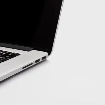 तस्वीरें असली हैं — MacBook Air M1, बिना ख़राबी