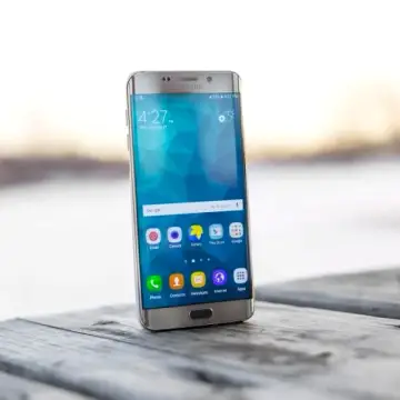 Samsung Galaxy S21 256GB ブラック, 禁煙の家から — 新品同様
