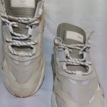 Scarpe da ginnastica, dettagli disponibili su richiesta