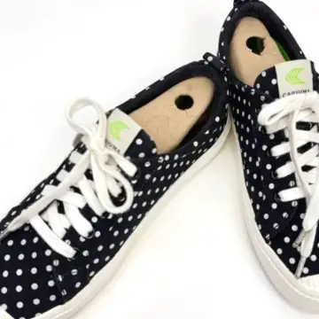 Zapatillas deportivas, detalles disponibles por mensaje